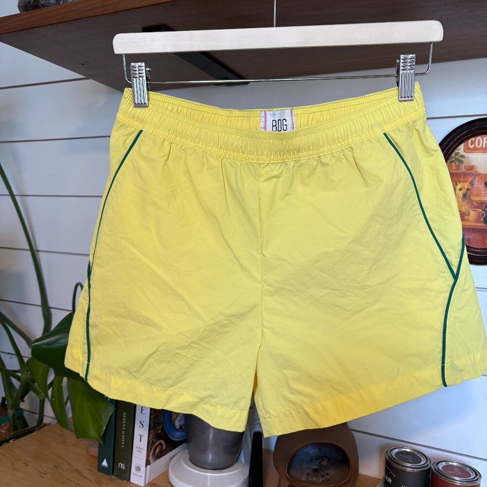 BDG lightweight pull-on shorts in a bright sunshine yellow 🤍 Small